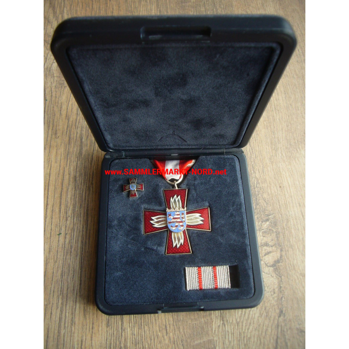 Fire brigade Hessen - Fire protection badge of honour in silver in a blue case