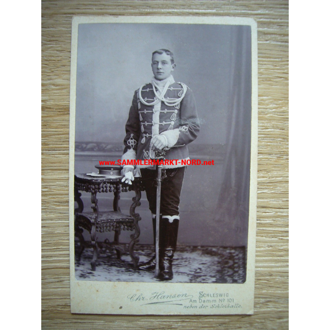 Kabinettfoto - Soldat des Husaren-Regiment „Kaiser Franz Josef von Österreich, König von Ungarn“ (Schleswig-Holsteinisches) Nr. 16