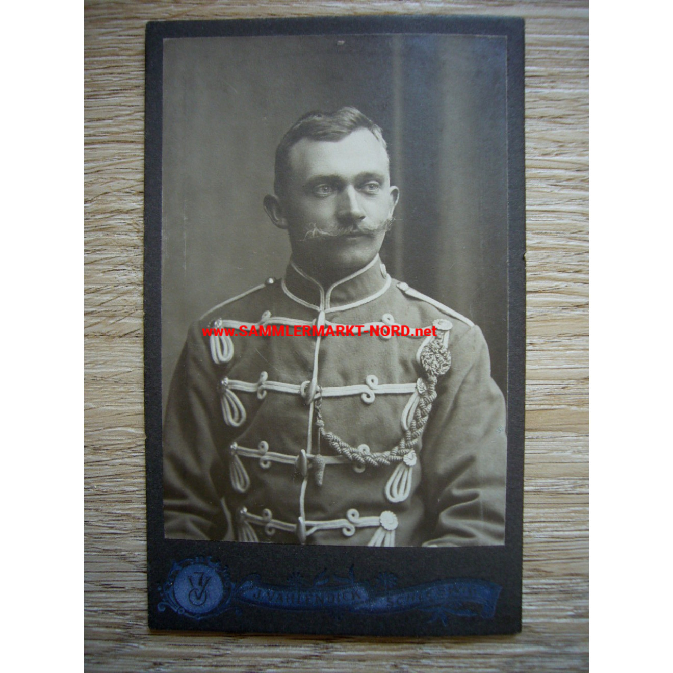 Kabinettfoto - Soldat des Husaren-Regiment „Kaiser Franz Josef von Österreich, König von Ungarn“ (Schleswig-Holsteinisches) Nr. 16 mit Schützenschnur