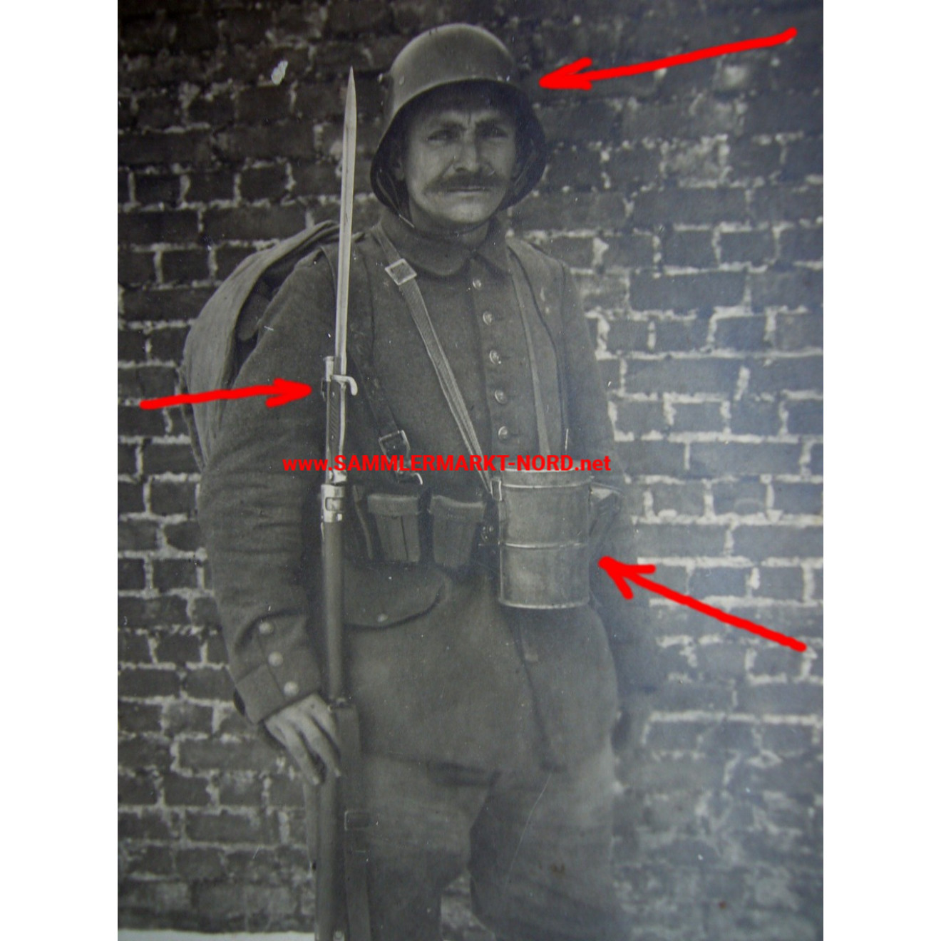 Portraitfoto - Soldat der Sturmtruppen mit Stahlhelm und Gasmaskendose