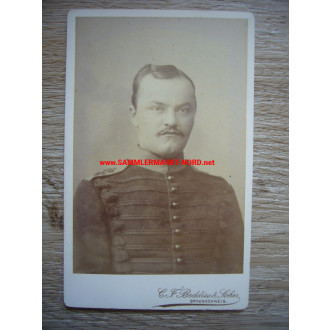 Kabinettfoto - Soldat mit Säbel des Braunschweigisches Husaren-Regiment Nr. 17