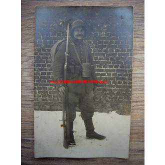 Portraitfoto - Soldat der Sturmtruppen mit Stahlhelm und Gasmaskendose