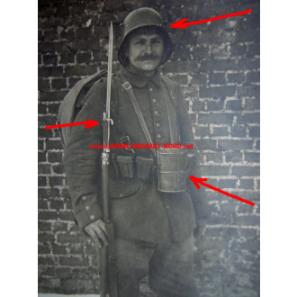 Portraitfoto - Soldat der Sturmtruppen mit Stahlhelm und Gasmaskendose