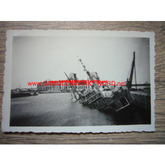 Ostende Belgien - zerstörtes Schiff im Hafen