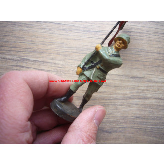 Mass figure - Wehrmacht soldier with Imperial war flag